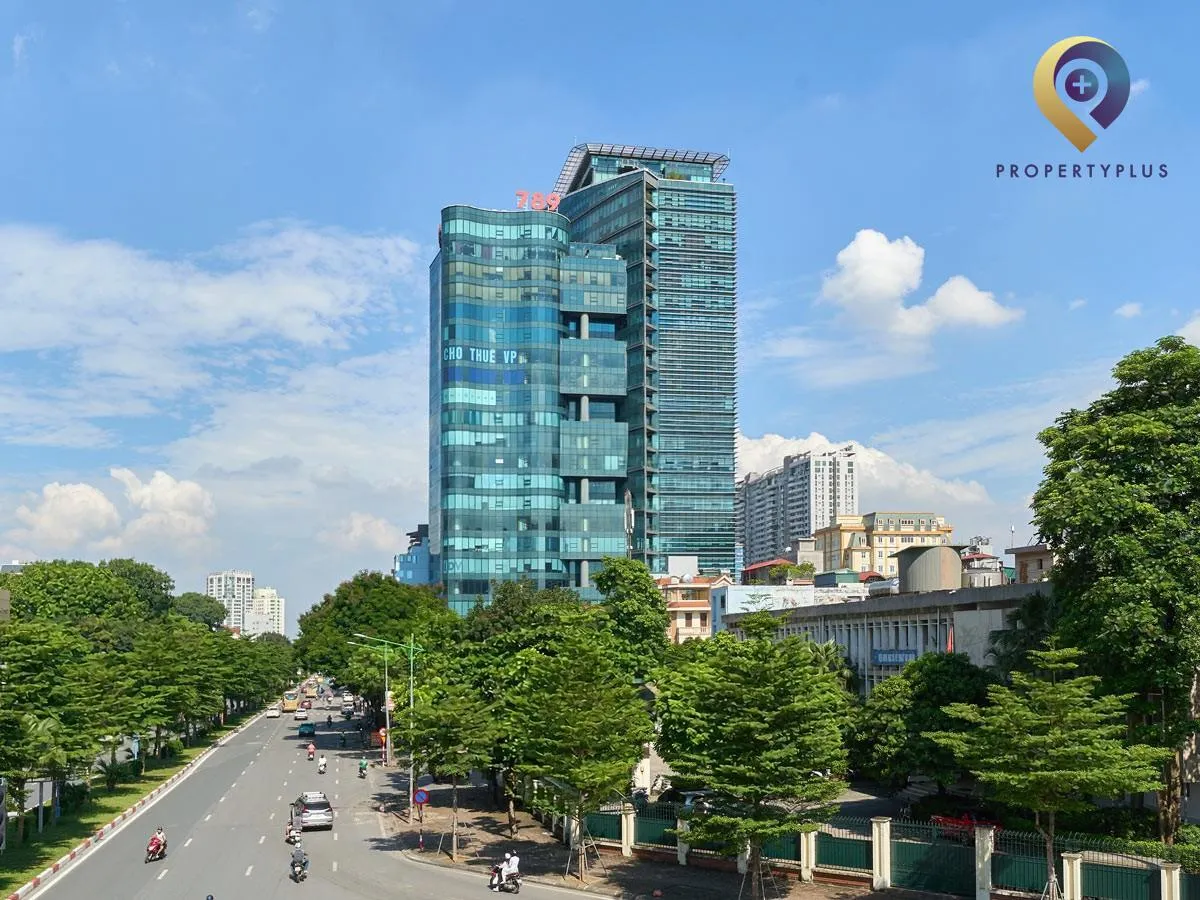 Toàn cảnh tòa nhà 789 Office Building nhìn từ phía đường lớn.